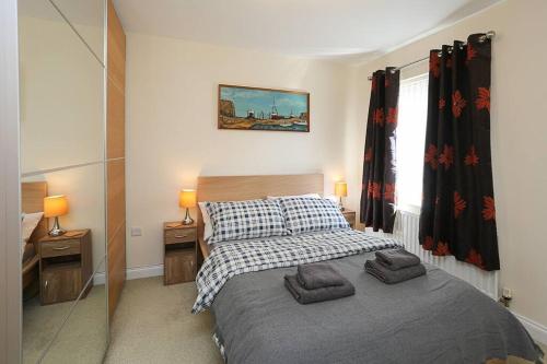 a bedroom with a bed with two night stands and two lamps at 3Bed/2Bath Duplex Apartment - Pure Bliss Belfast in Belfast