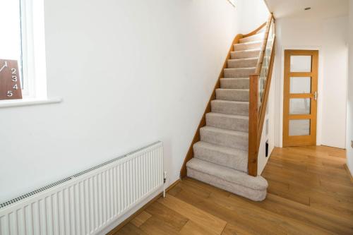 Gambar di galeri bagi Elegant 2BD House with Garden and Decked Patio di London