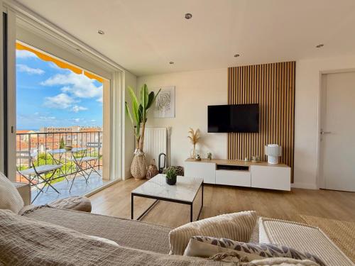 T3 Sea view walking distance of Palais, AC , Parking, Terrace