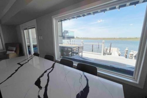 Ένα ή περισσότερα κρεβάτια σε δωμάτιο στο Ventnor Villa: On the Bay, 3 Blocks from Beach