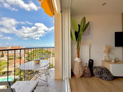 T3 Sea view walking distance of Palais, AC , Parking, Terrace