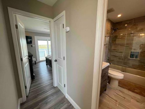 Ένα μπάνιο στο Ventnor Villa: On the Bay, 3 Blocks from Beach