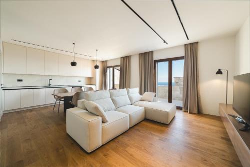 KatunにあるVilla Boscovichの白いソファとテーブルのあるリビングルーム