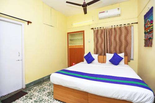 una camera da letto con un letto grande con cuscini blu di Super Hotel O Deb's Guest house a Salt Lake City