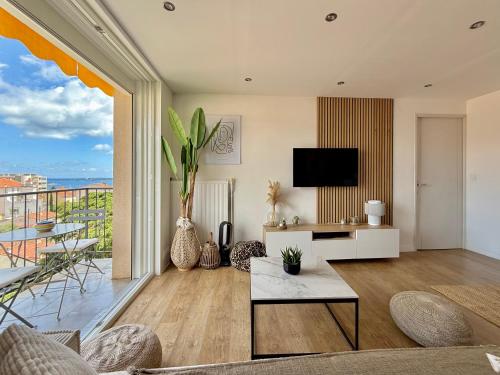 T3 Sea view walking distance of Palais, AC , Parking, Terrace