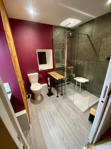 La salle de bains est pourvue de toilettes et d'une douche à l'italienne. dans l'établissement Les Chemins Hauts, à Dontreix