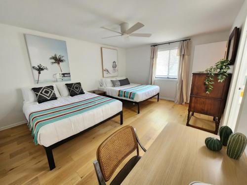 Ένα ή περισσότερα κρεβάτια σε δωμάτιο στο Retro Retreat- Block from Ocean Casino & Waterpark