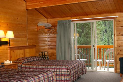Posteľ alebo postele v izbe v ubytovaní Denali Grizzly Bear Resort