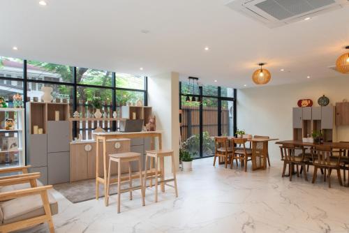 バンコクにあるShizuka House - 500 m walk to BTS Phrom Phongの木製の椅子とテーブル、窓が備わる客室です。
