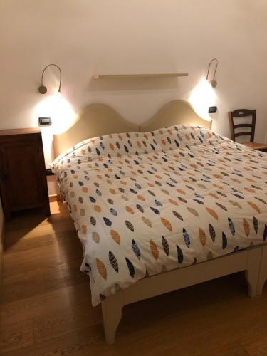 un lit avec une couette dessus dans une chambre dans l'établissement La Casa del Pettirosso, à Bagnacavallo