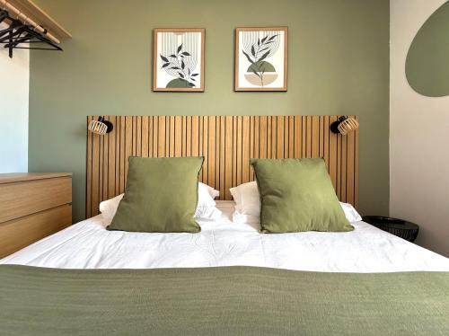 une chambre avec un lit avec deux oreillers verts dans l'établissement T3 Sea view walking distance of Palais, AC , Parking, Terrace, à Cannes