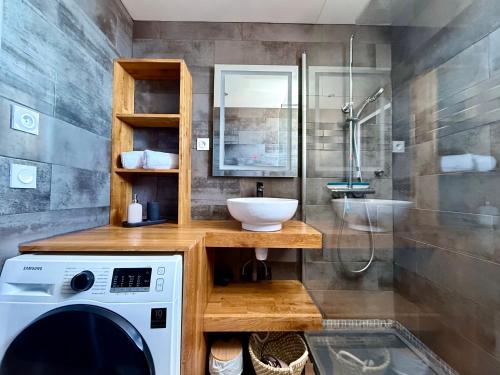 une salle de bain avec un lavabo et une machine à laver dans l'établissement T3 Sea view walking distance of Palais, AC , Parking, Terrace, à Cannes