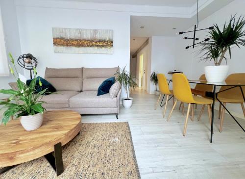 サン・セバスティアンにあるNEW Gorgeous Central Apartment - Beachfront - 3 BDのソファとテーブルのあるリビングルーム