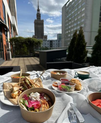 ワルシャワにあるinQse Warsaw Centreの食卓