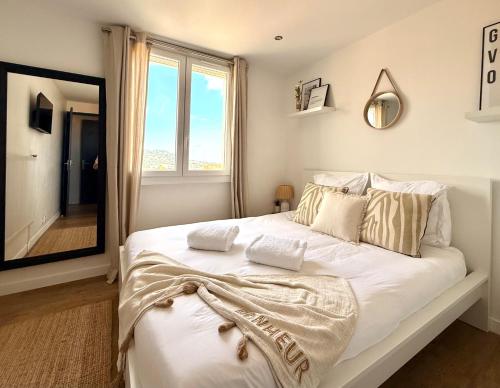 T3 Sea view walking distance of Palais, AC , Parking, Terrace