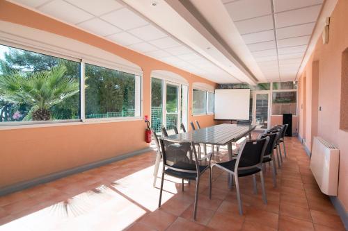 a dining room with a table and chairs at B&B Le Logis Du Mas in Sète