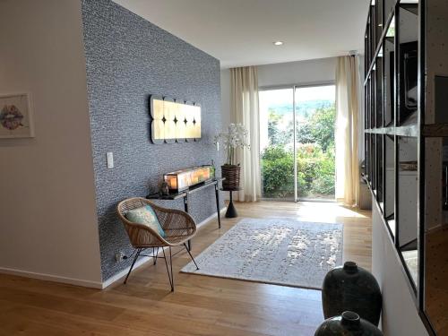 - un salon avec une chaise et une cheminée dans l'établissement Giulia, villa exceptionnelle, vue mer et Ajaccio, à Porticcio