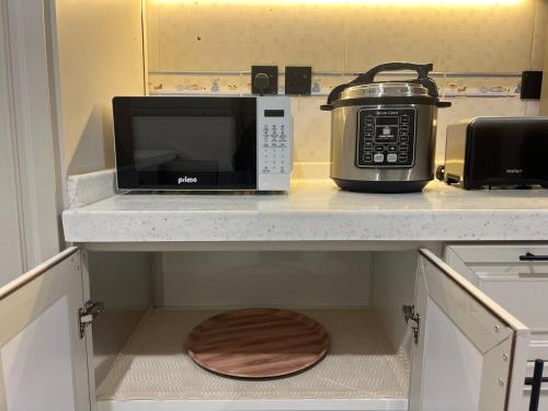 Dapur atau dapur kecil di سويت بغرفة نوم أنيقة وواسعة ودخول ذاتي