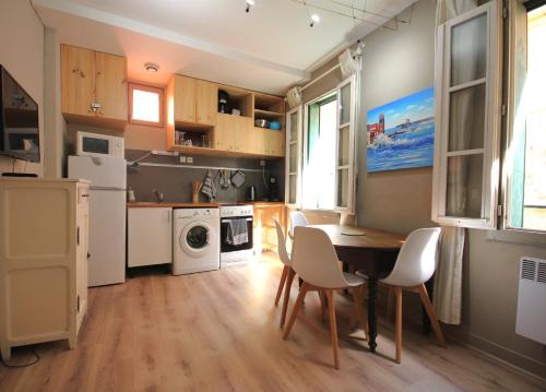 コリウールにあるColbertの部屋にテーブルと椅子のあるキッチン
