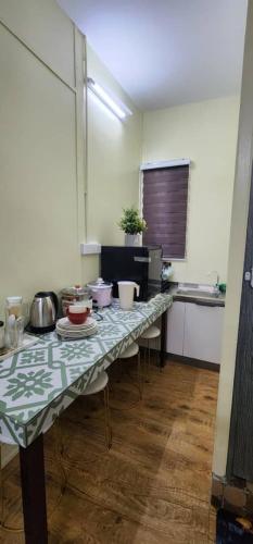 Ummi Studio Homestayにあるキッチンまたは簡易キッチン