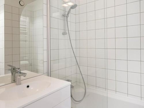 biała łazienka z prysznicem i umywalką w obiekcie Appartement rénové 3 pièces · Balcon · Wifi gratuit · Parking inclus · Proche commerces & Transarc - FR-1-346-305 w mieście Arc 1800