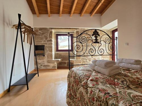 Ένα ή περισσότερα κρεβάτια σε δωμάτιο στο Casa da Tia Outra