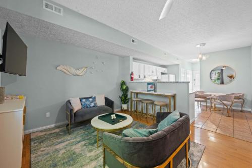 a living room with a couch and a table at Lovely 3br Apartment for 7 - Near Ark Encounter in Williamstown