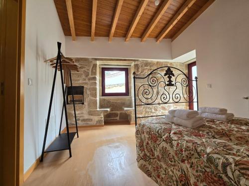Ένα ή περισσότερα κρεβάτια σε δωμάτιο στο Casa da Tia Outra