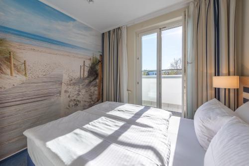 a bedroom with a large bed and a window at Ferienwohnung Zingster Welle im Ostseebad Zingst mit Balkon in Zingst