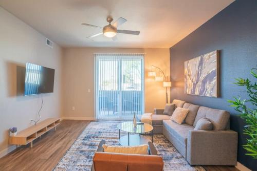 TV a/nebo společenská místnost v ubytování Spacious 2BD - Gym, Pool, Parking, W-D - Sleeps 8