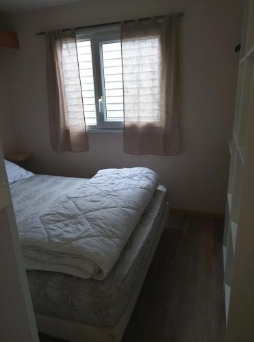 une chambre avec un lit et une fenêtre dans l'établissement Joseli, à Fréjus
