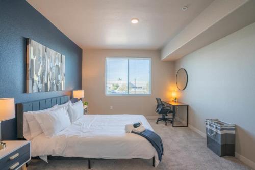 a bedroom with a bed and a desk and a window at Modern 2BD - Gym, Pool, Parking, W-D - Sleeps 8 in Tempe