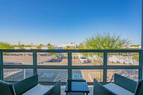 a balcony with chairs and a view of a parking lot at Modern 2BD - Gym, Pool, Parking, W-D - Sleeps 8 in Tempe