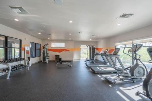 テンピにあるTrendy 2BD Gym Pool Parking WD Sleeps 8の部屋にトレッドミルやマシンが数台あるジム