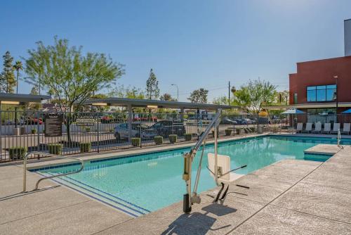 テンピにあるSleek2BDPool Gym Parking WD Sleeps8のエアタミンを使用した建物内のスイミングプール