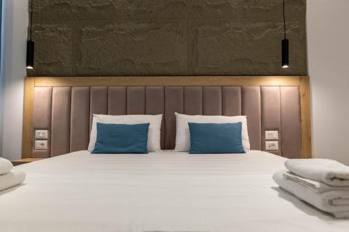 Una cama o camas en una habitación de Monel Hotel