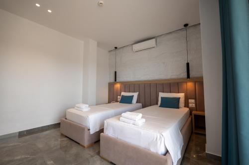 Una cama o camas en una habitación de Monel Hotel