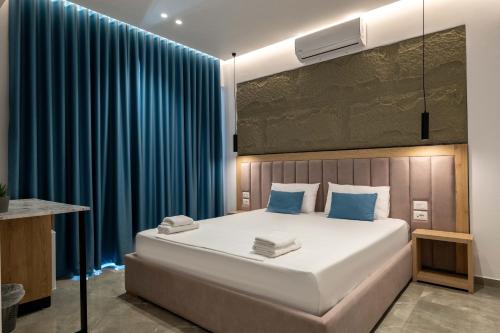 Una cama o camas en una habitación de Monel Hotel