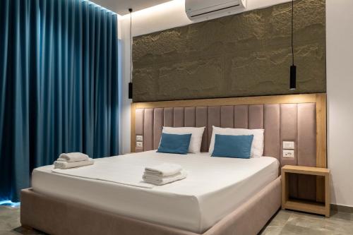 Una cama o camas en una habitación de Monel Hotel