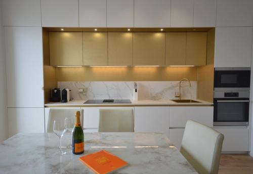 une cuisine avec une table avec une bouteille de vin dans l'établissement Palais Miramar Croisette 2 BRD Gold Suite, à Cannes