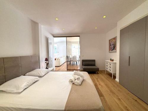 une chambre avec un lit avec une serviette dessus dans l'établissement Palais Miramar Croisette 2 BRD Gold Suite, à Cannes