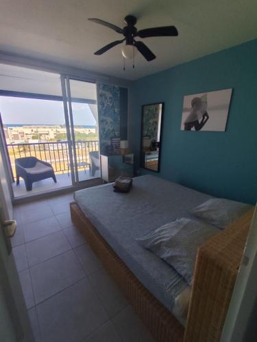 une chambre avec un lit et un ventilateur de plafond dans l'établissement Naturiste Cap d'Agde Héliopolis F 71, au Cap d'Agde