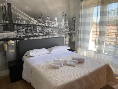 sypialnia z dużym łóżkiem z dwoma ręcznikami w obiekcie Hotel Barbiani w mieście Riccione