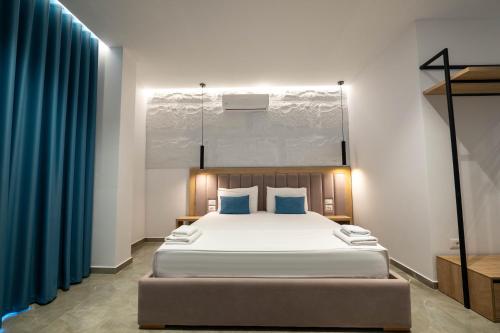 Una cama o camas en una habitación de Monel Hotel