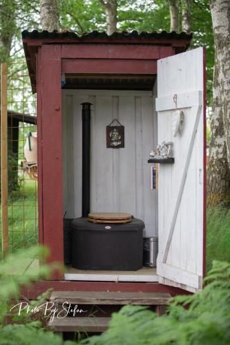 a out house with a toilet in it at Naturnära Fritidsboende, Tomtebo - YinTorp in Arkelstorp