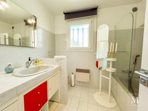 une salle de bain avec un lavabo et une douche en verre dans l'établissement Maison avec piscine au calme à Sanary-sur-Mer, à Sanary-sur-Mer