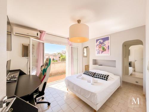 une chambre avec un lit, un bureau et un ordinateur dans l'établissement Maison avec piscine au calme à Sanary-sur-Mer, à Sanary-sur-Mer