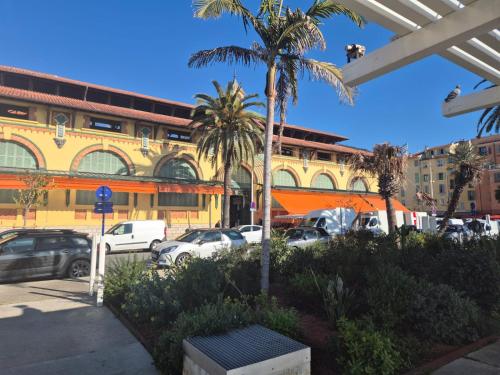 un parking avec des voitures garées devant un bâtiment dans l'établissement Bilocale Riviera-Menton centro, à Menton