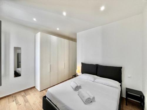 une chambre avec un lit avec deux serviettes dessus dans l'établissement Bilocale Riviera-Menton centro, à Menton