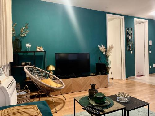 TV a/nebo společenská místnost v ubytování Cozy apartment on top location with private parking